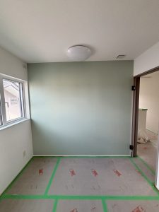 悩んで決めたクロスと照明がついにお披露目！