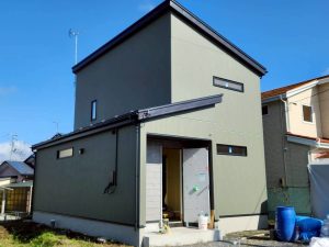 足場が外れたカッコいいお家をチラ見せ