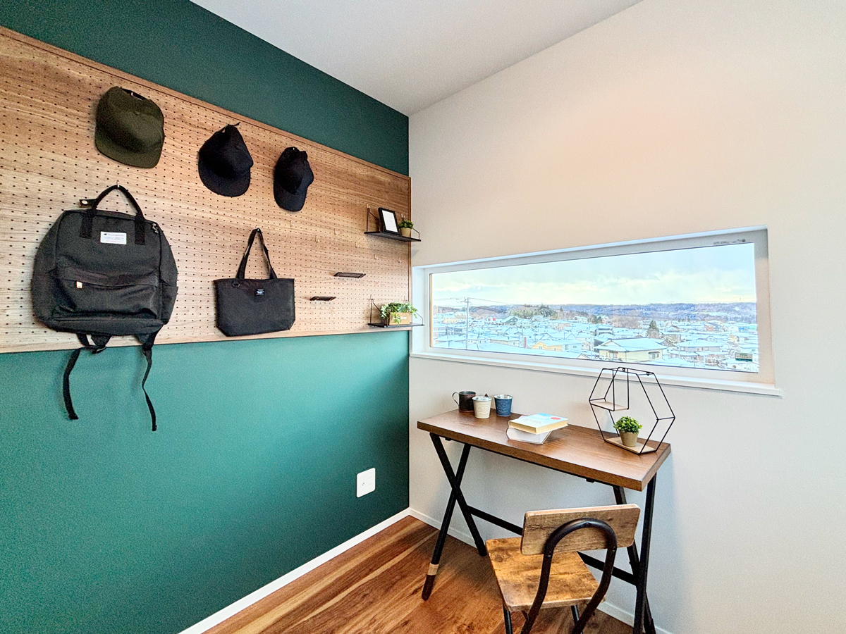 八戸の街並みと空を一望する､ 贅沢な書斎