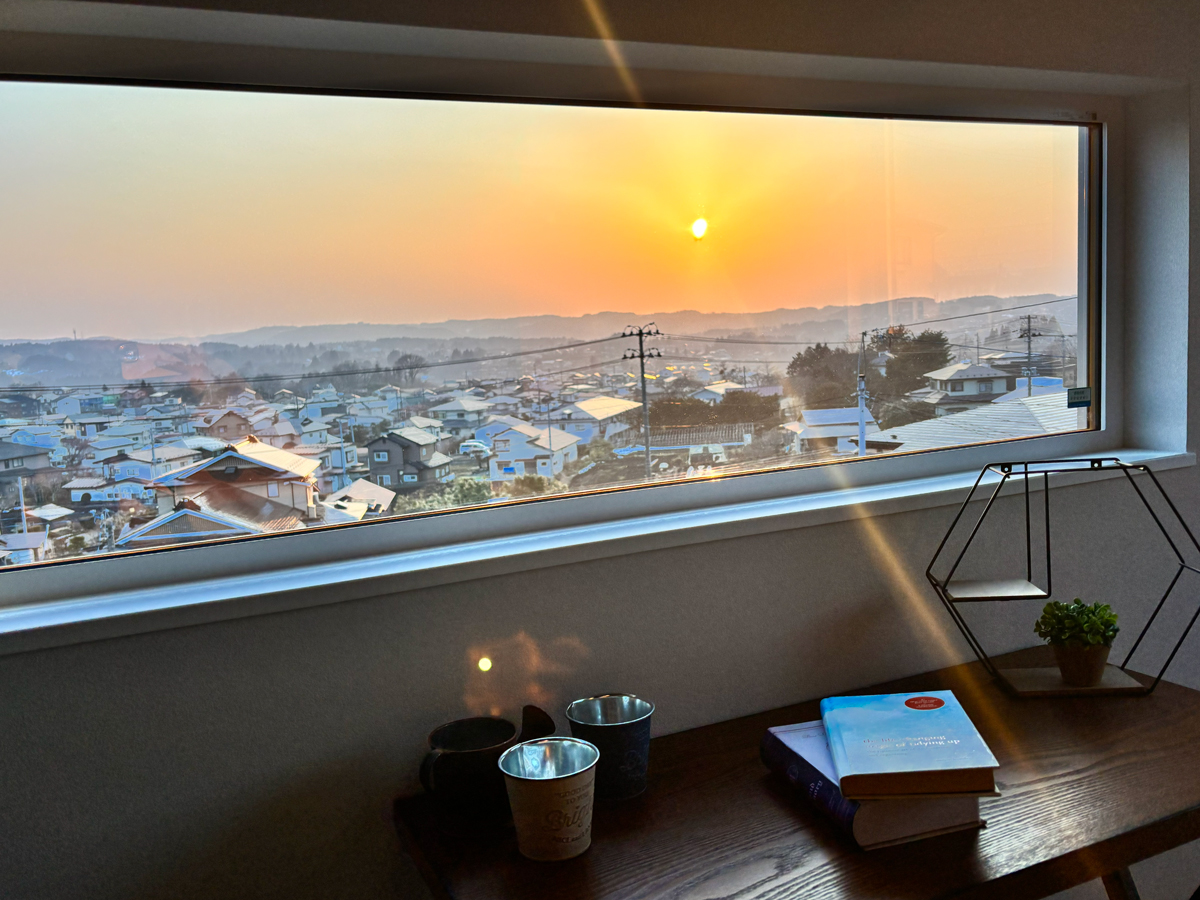 八戸の街並みと空を一望する､ 贅沢な書斎